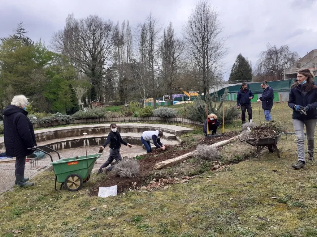 L’entretien du Jardin citoyen européen… et les Rendez-vous aux jardins des 4, 5 et 6 juin !